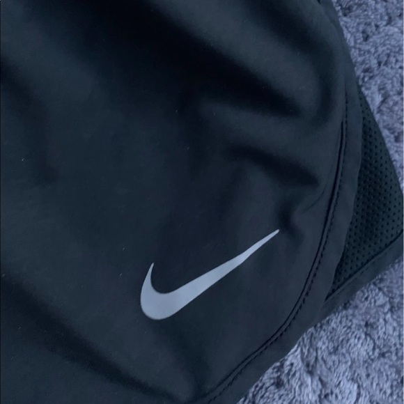 BUNDLE OF NIKE RUNNING JACKET AND SHORTS !!! - Picture 6 of 7